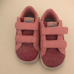 Glitter pumas size 6